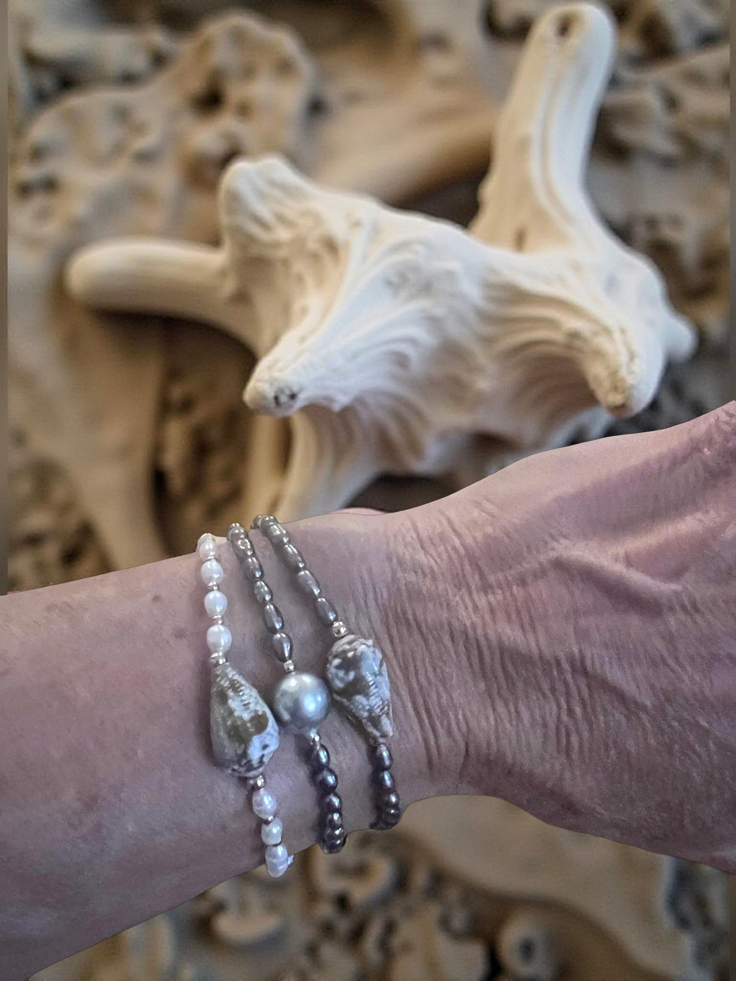 Holiday Shell Bracelet - Dark