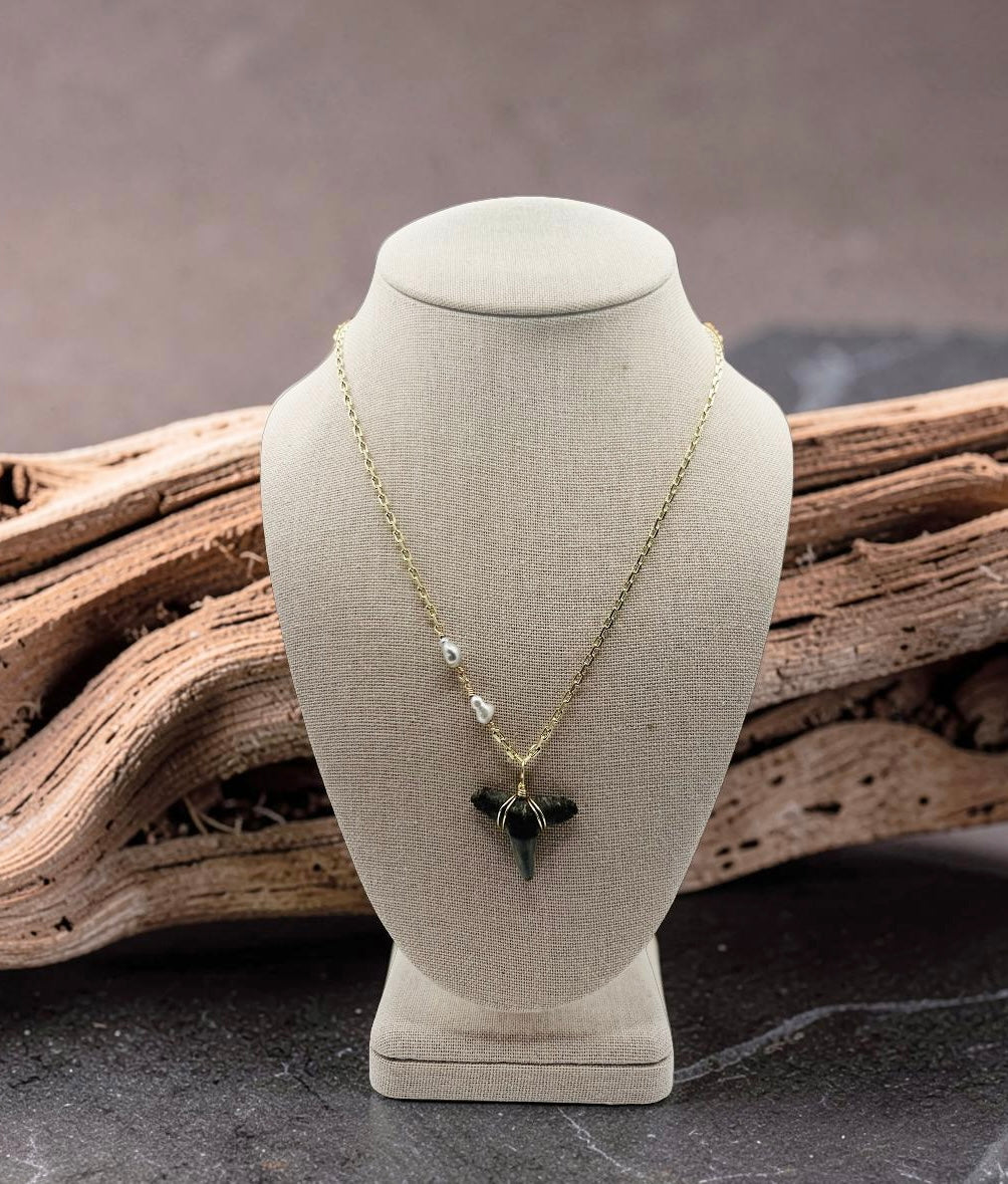 Manō Keshi Necklace