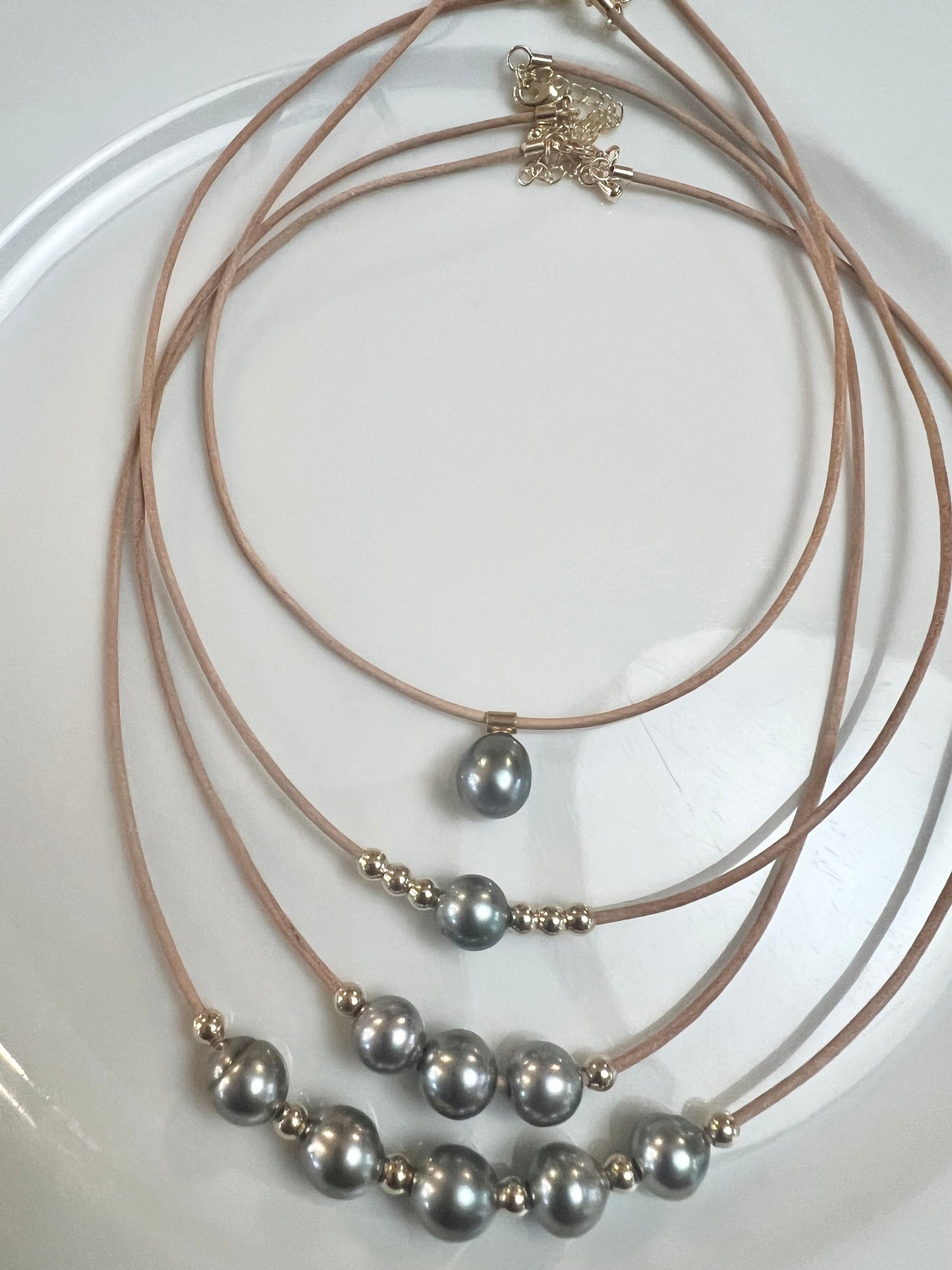 Naked Five Pearl Necklace - Tan