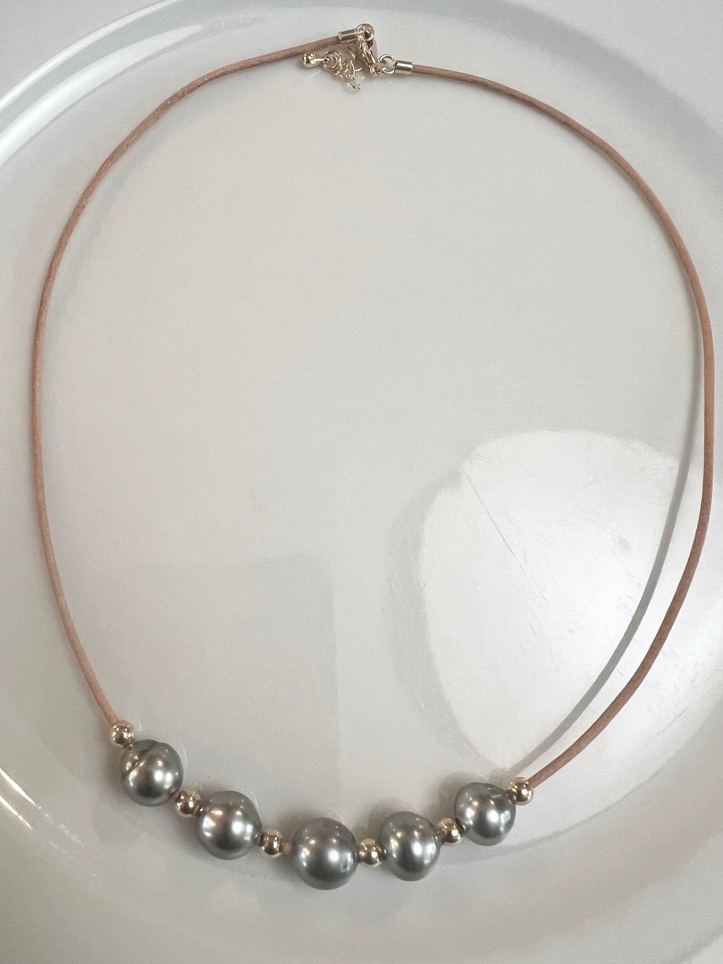 Naked Five Pearl Necklace - Tan