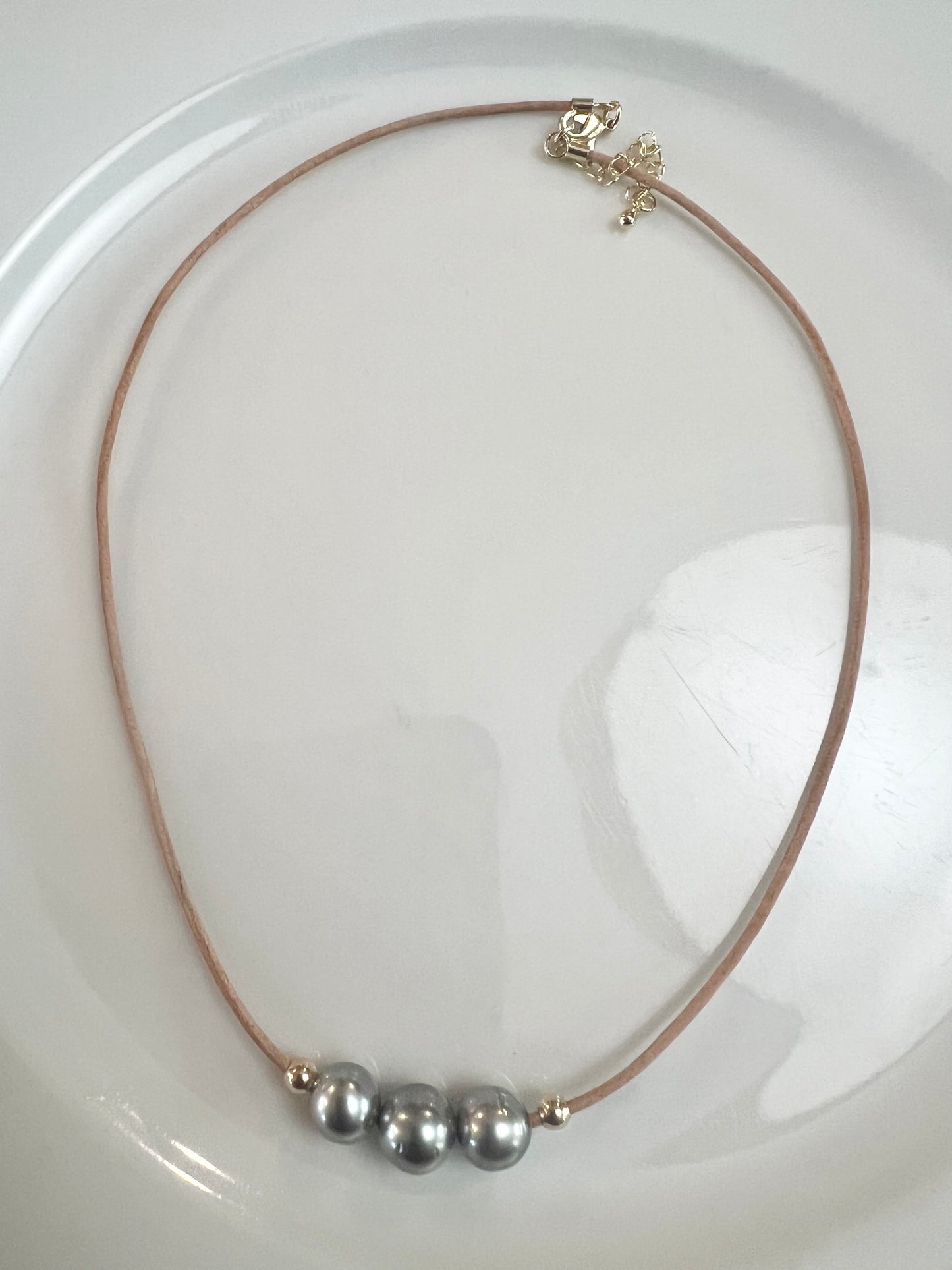 Naked Three Pearl Necklace - Tan