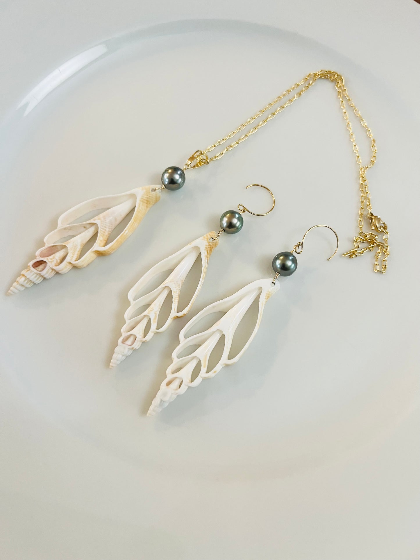 Strombus Shell & Tahitian Pendant