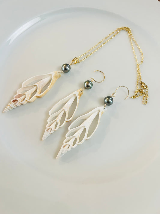 Strombus Shell & Tahitian Earrings