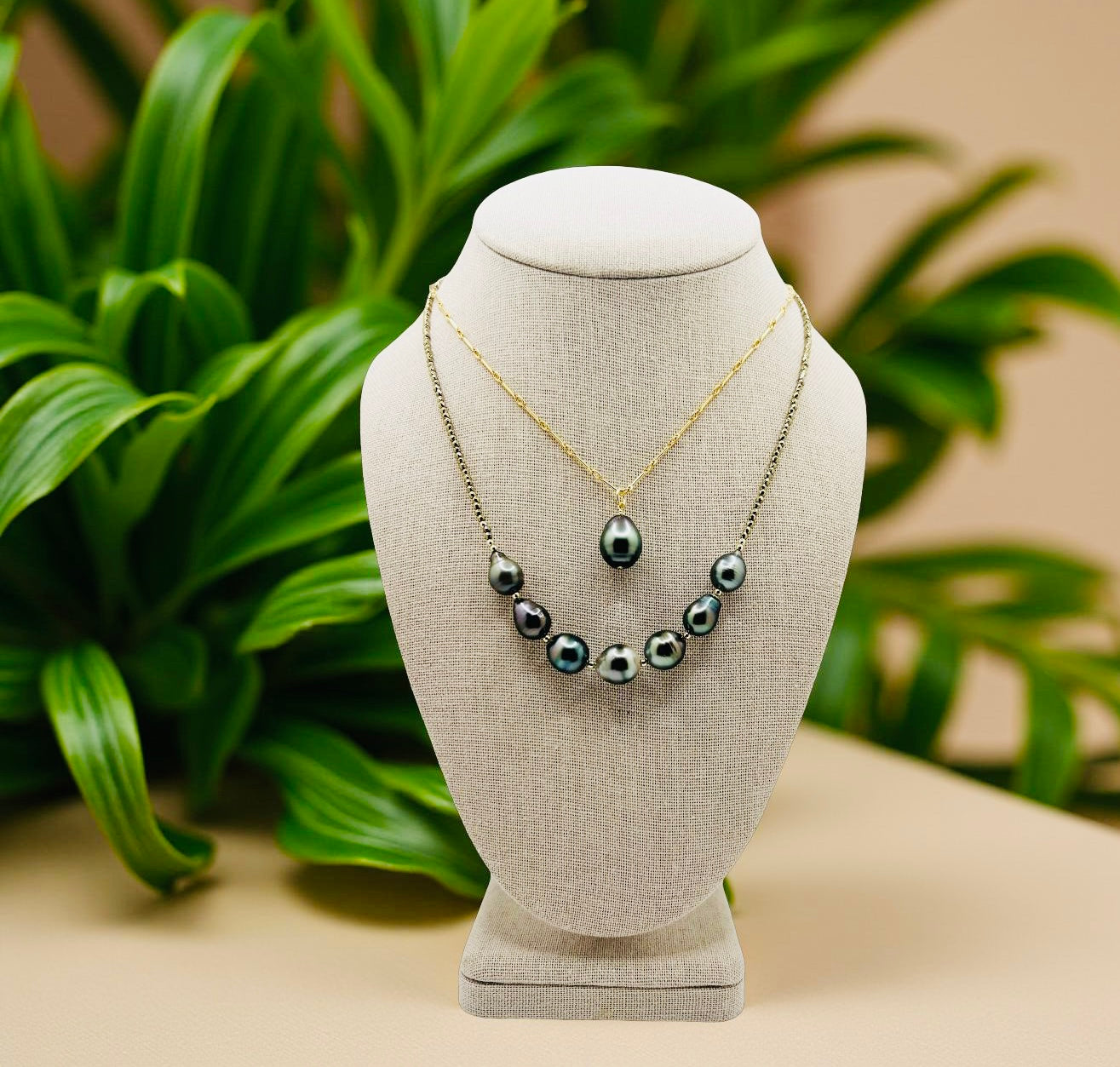 Holidaze 🥂 Tahitian Necklace