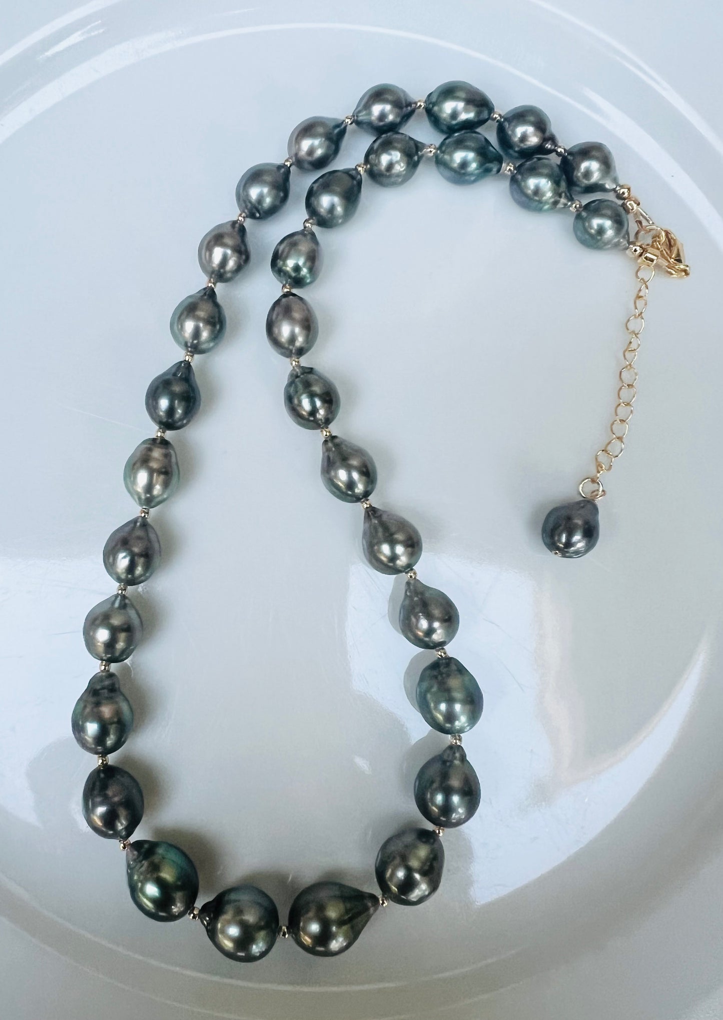 Holidaze 🥂 Tahitian Strand Necklace