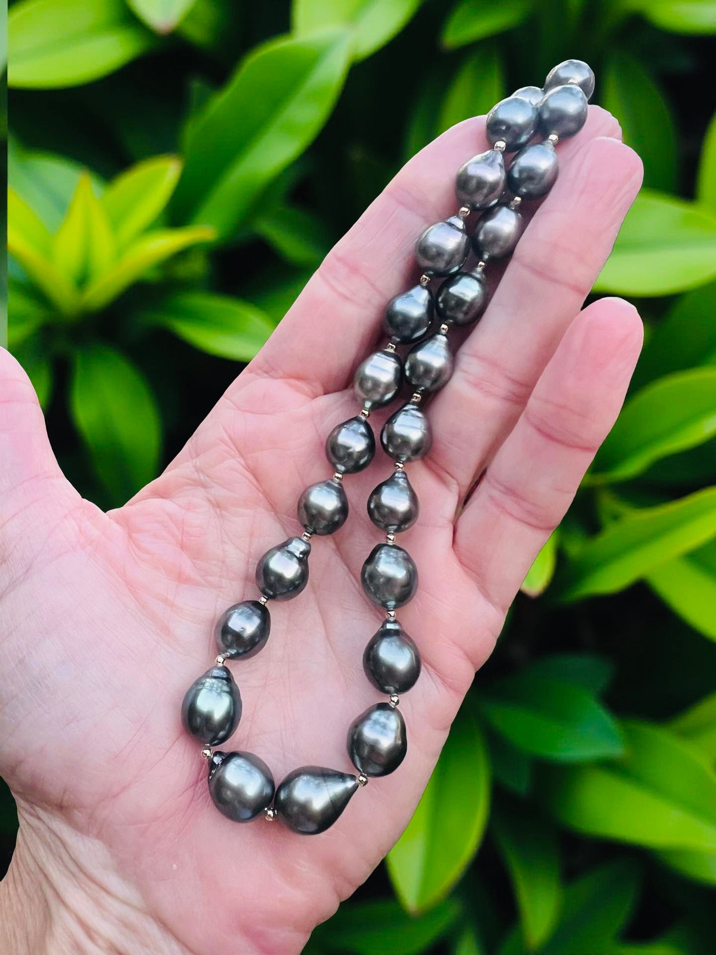 Holidaze 🥂 Tahitian Strand Necklace