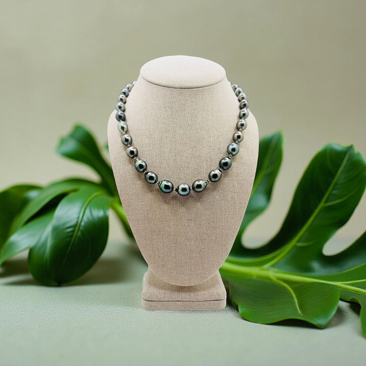 Holidaze 🥂 Tahitian Strand Necklace