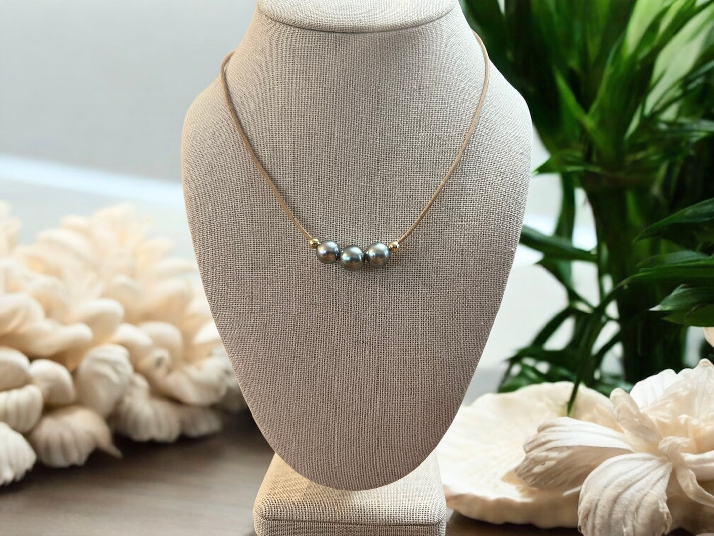 Naked Three Pearl Necklace - Tan