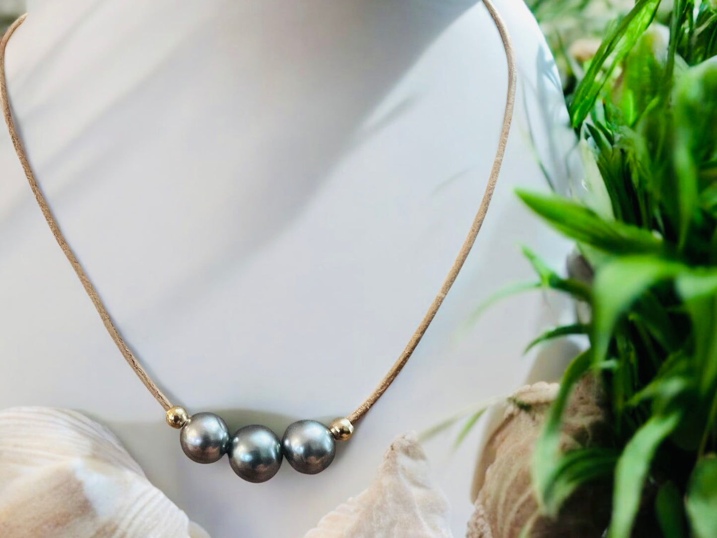 Naked Three Pearl Necklace - Tan