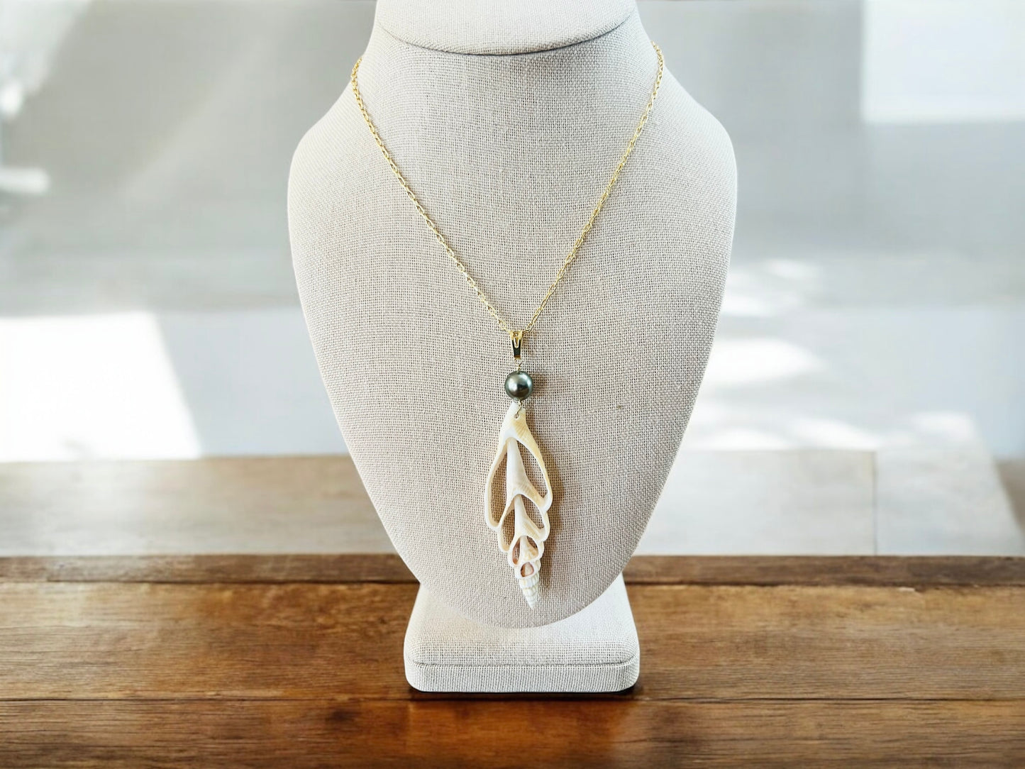 Strombus Shell & Tahitian Pendant