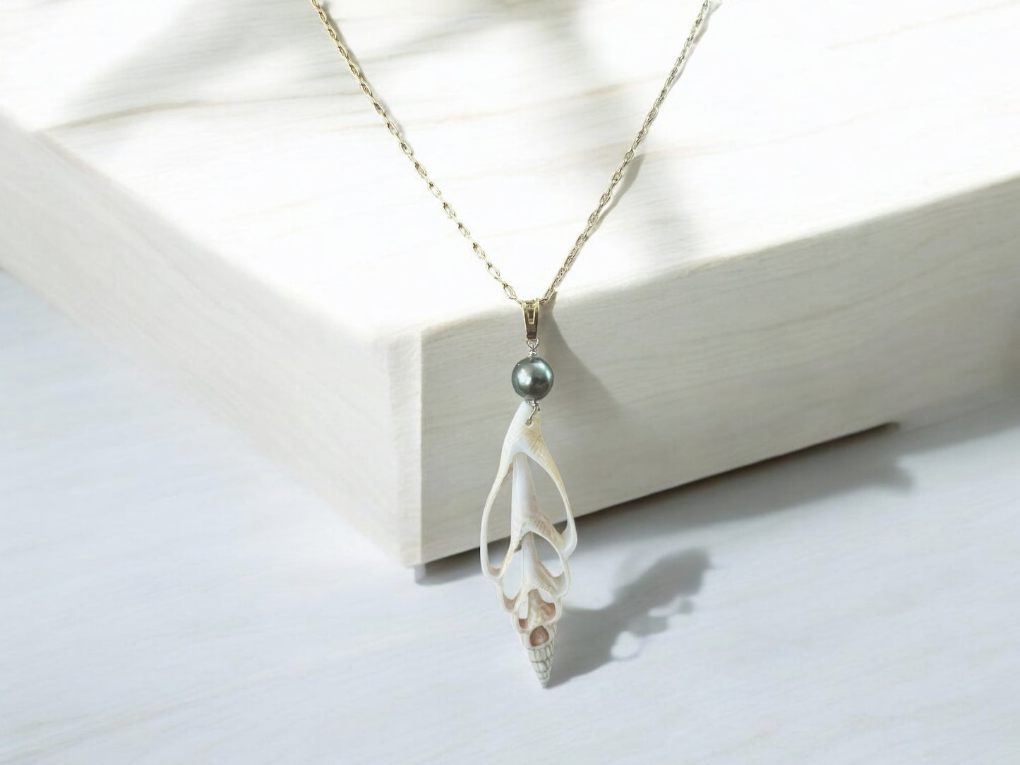 Strombus Shell & Tahitian Pendant